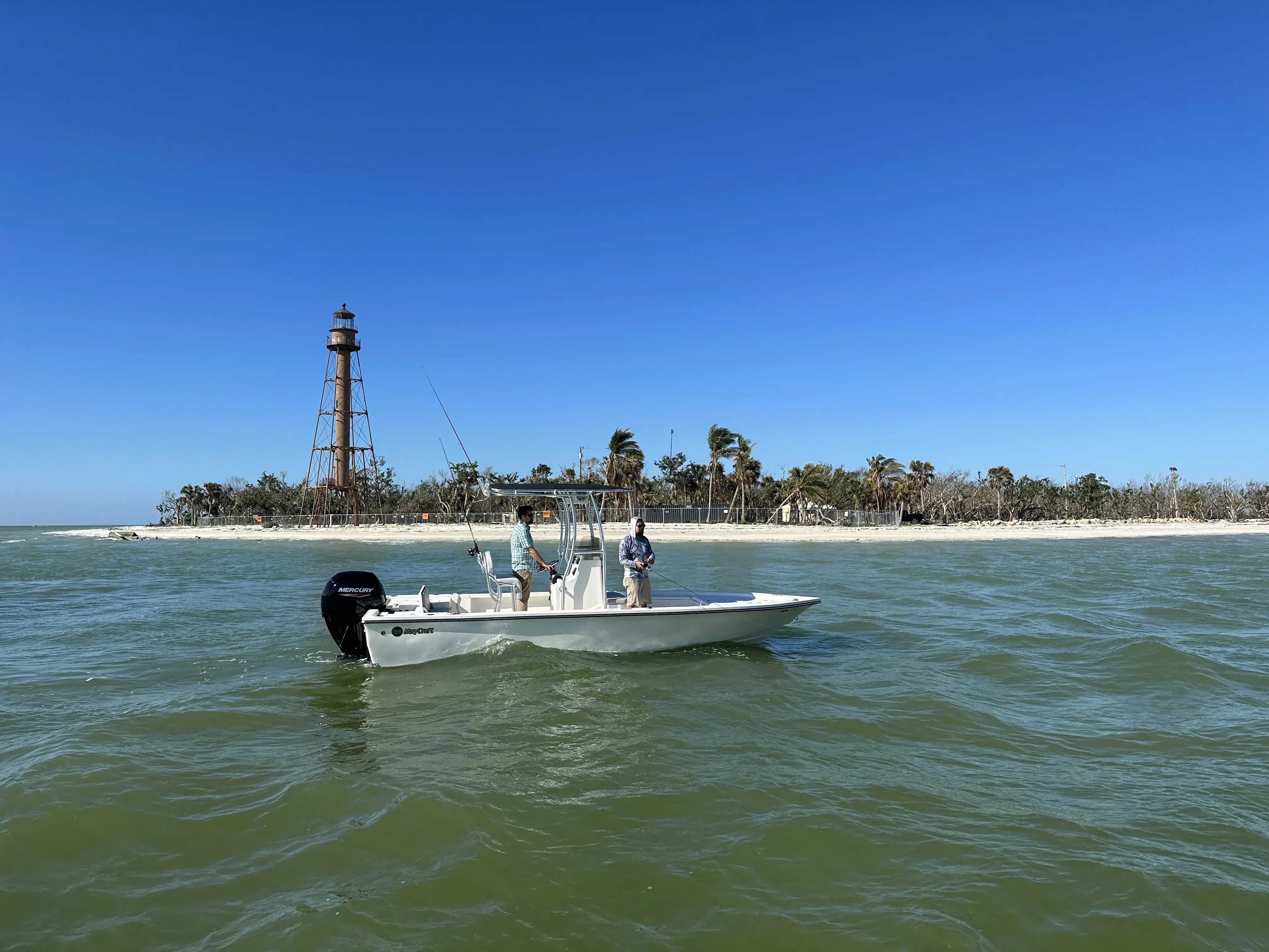 220 Bay Boat exterior