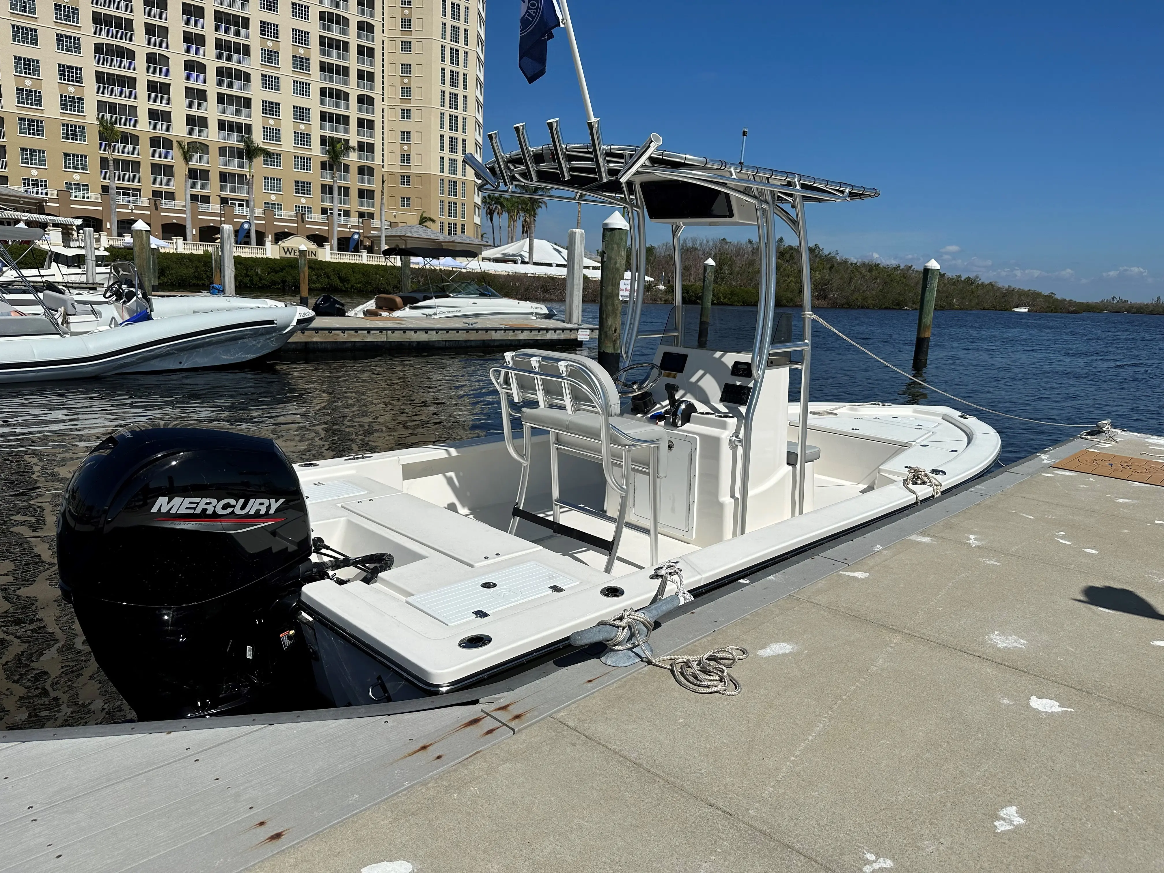220 Bay Boat exterior