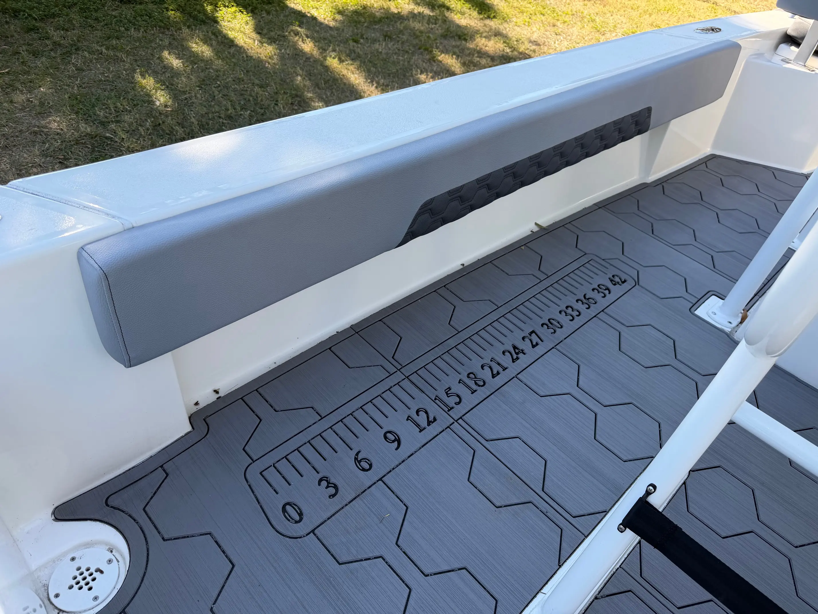 220 Bay Boat interior