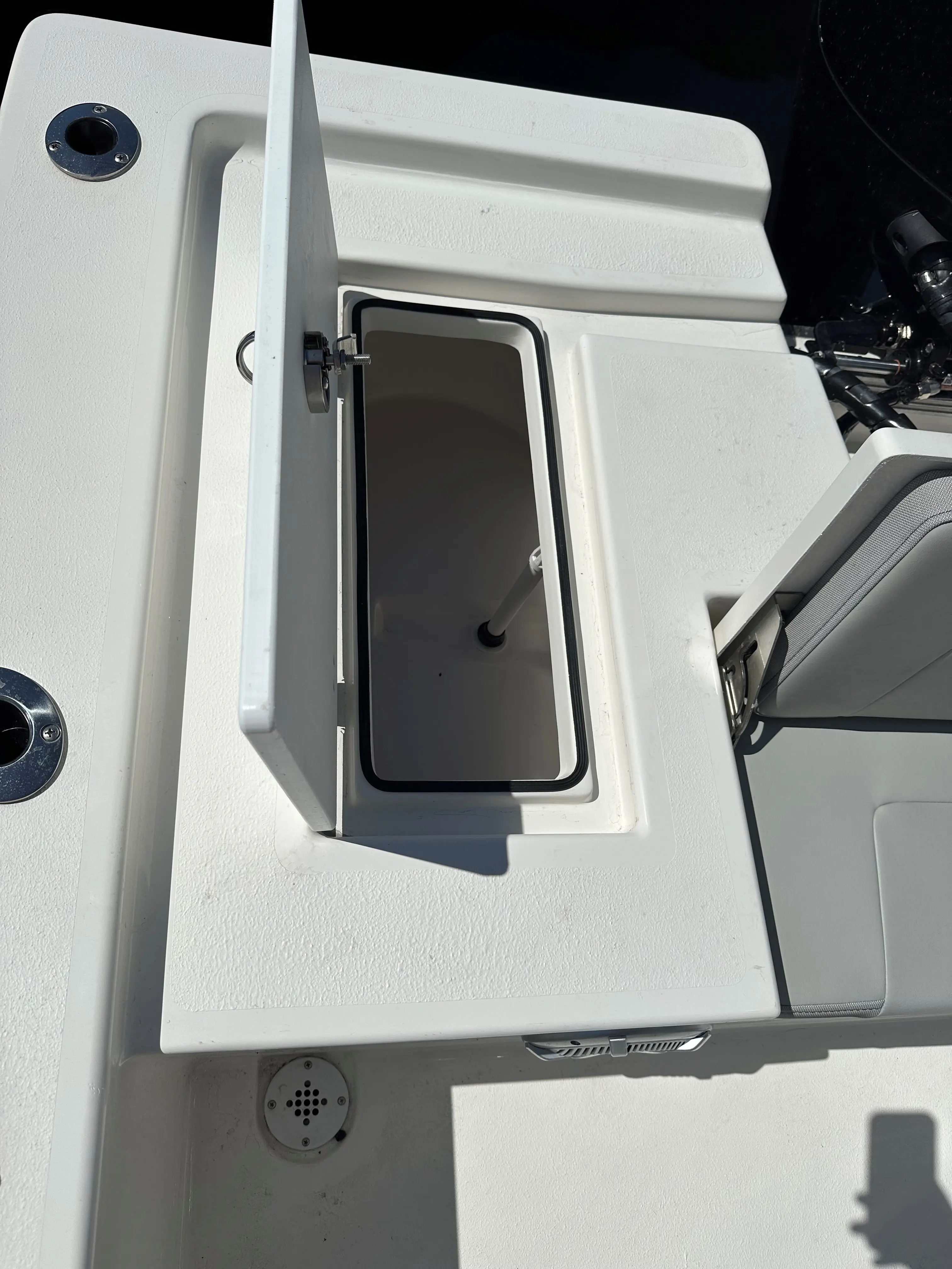 220 Bay Boat interior